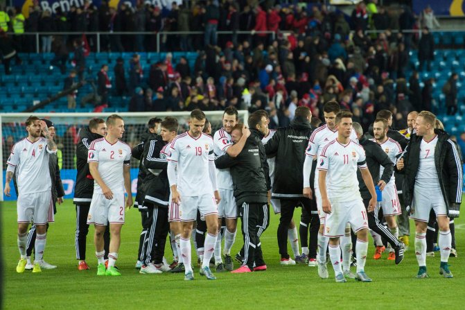 Oslo, 2015. november 12. A magyar válogatott játékosai ünneplik gyõzelmüket a Norvégia-Magyarország labdarúgó Európa-bajnoki pótselejtezõ mérkõzés végén az oslói Ullevaal Stadionban 2015. november 12-én. Magyarország 1-0-ra gyõzött. MTI Fotó: Illyés Tibor