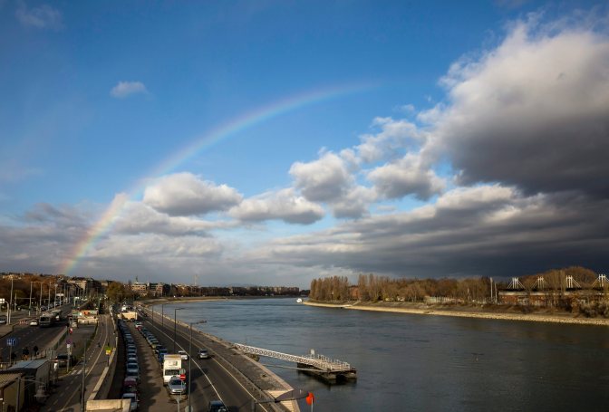 Budapest, 2015. november 30. Szivárvány Budapest felett a Margit hídról fényképezve 2015. november 30-án. MTI Fotó: Mohai Balázs