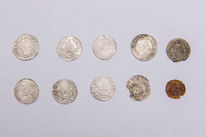 Szekszárd, 2015. november 19. A Bonyhádon feltárt gótikus, XV. századi plébániatemplom maradványainál talált, a 15. század közepétõl a 16. század közepéig vert Ulászló és Ferdinánd dénárok a szekszárdi Wosinsky Mór Megyei Múzeumban 2015. november 19-én. MTI Fotó: Sóki Tamás