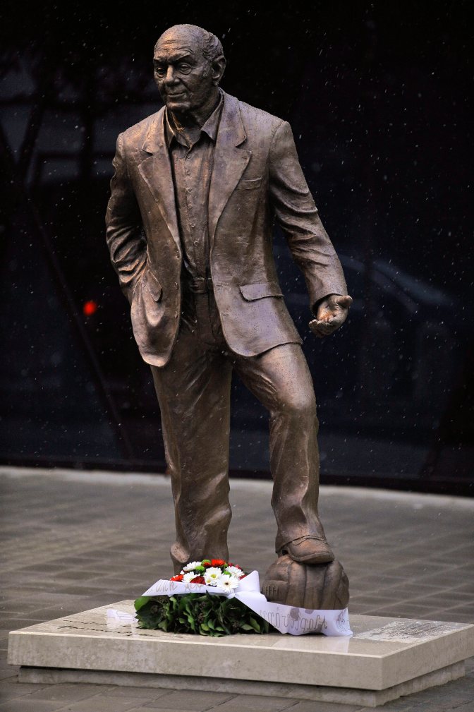 Debrecen, 2015. november 26. Buzánszky Jenõnek, a nemzet sportolójának, az Aranycsapat januárban elhunyt hátvédjének bronzszoba, Juha Richárd alkotása Debrecenben az avatás napján, 2015. november 26-án. MTI Fotó: Czeglédi Zsolt