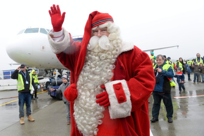 Budapest, 2015. november 28. Joulupukki, a lappföldi Mikulás megérkezik a Liszt Ferenc-repülõtérre 2015. november 28-án. MTI Fotó: Kovács Tamás