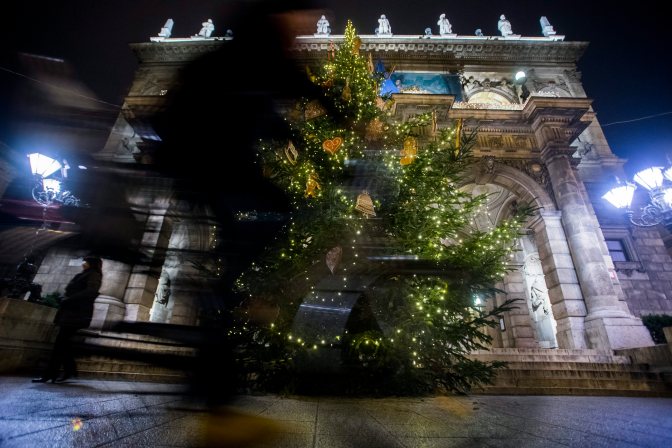 Budapest, 2015. november 28. Karácsonyfa Budapesten, az Operaház elõtt 2015. november 28-án. MTI Fotó: Balogh Zoltán