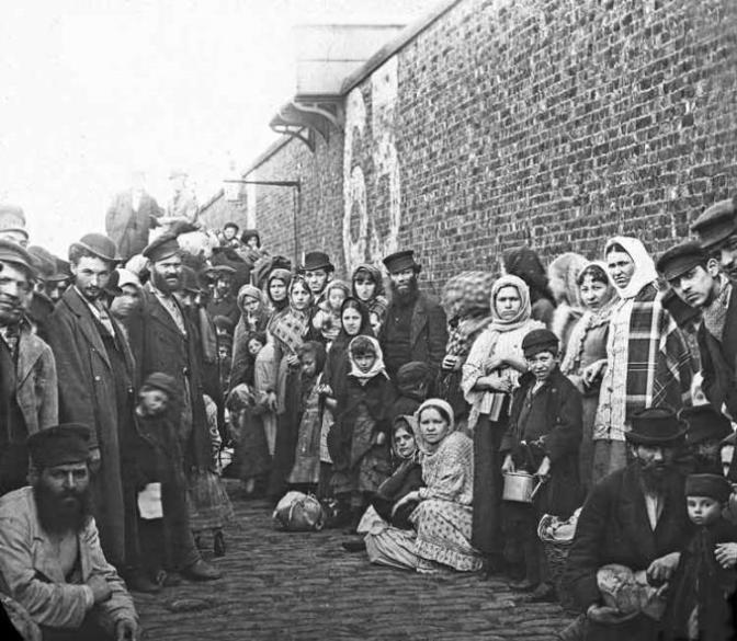 Emigránsok várnak a hajóra Liverpoolban