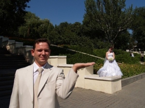 Igazán ötletes kép... lett volna, ha valaki szól a menyasszonynak, hogy egy kockával odébb kéne állni...