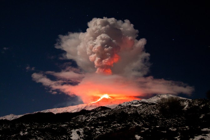 13032952_xxl-etna-eruption-opt