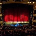 Zenés karácsonyi vásárt rendez a Vígszínház