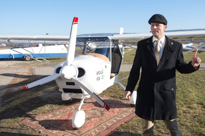 Budakeszi, 2015. december 31. Keszy-Harmath Zoltán áll magyar gyártású, Apollo Fox típusú repülõgépe mellett a farkashegyi repülõtéren 2015. december 31-én. A pilóta körberepülné a világot a könnyûszerkezetes repülõvel. Az útra 2017 májusában szeretne elindulni feleségével, a tervek szerint nyugati irányba indulnának el Farkashegyrõl, és három hónappal késõbb érkeznének vissza. MTI Fotó: Illyés Tibor