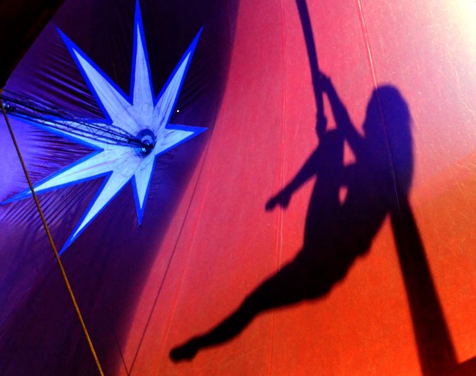 Budapest, 2015. december 29. Egy légtornász árnyéka a 95 éves Eötvös Cirkusz Karácsonyi legenda címû mûsora alatt Budatétényben 2015. december 20-án. MTI Fotó: Czimbal Gyula