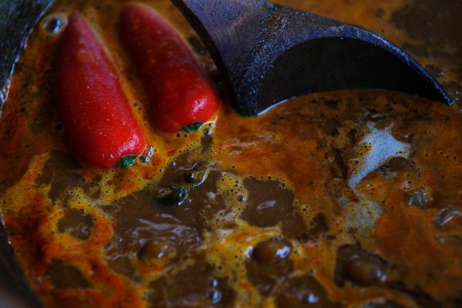 Nagykörû, 2015. december 29. Csipetkével készült alföldi marhagulyás fõ a nagykörûi tájház udvarán 2015. december 29-én. A Magyar Gulyás Gasztro-Turisztikai Egyesület kezdeményezte a gulyás felvételét a hungarikumok sorába, valamint a csipetkés marhagulyással pályáznak a Hagyományok-Ízek-Régiók (HÍR) védjegy megszerzésére. MTI Fotó: Bugány János