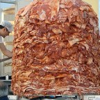 Betonkeverőben készítették a gyrost egy illegális Pest megyei üzemben