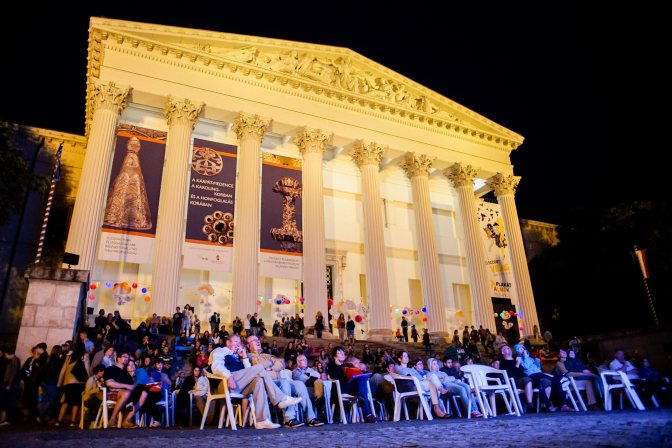 Budapest, 2015. június 21. Nézõk a kertmoziban a Múzeumok éjszakája programsorozat rendezvényén a Magyar Nemzeti Múzeum elõtt 2015. június 20-án. MTI Fotó: Balogh Zoltán