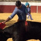 Öt hónapos kislányával a karján gyakorolta a viadalt egy torreádor Spanyolországban