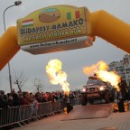 Dübörgő lóerők, és tűzeső a Lurdy háznál – Elstartolt a 11. Budapest-Bamako rali
