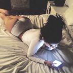 Elég a telefon nyomkodásból… Tessék szépen aludni!