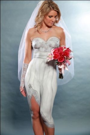 A festett mennyasszonyi ruha kifejezetten takarékos :)