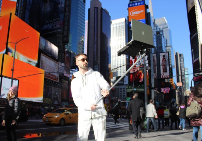 macbook-selfie-stick-moises-john-yuyi-tom-galle-33