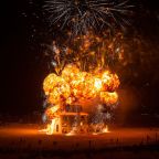 Szőke Gábor Miklós égő medveinstallációjával búcsúztatták a telet a moszkvai Gorkij-parkban