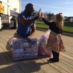 Egy kislány szülinapi cupcake-el lepte meg kedvenc szemetes emberét