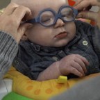 Ahogy a látássérült kisbaba először látja meg édesanyját, biztosan megolvasztja mindenki szívét