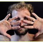 Az életével játszó francia artista érkezik a Trafóba