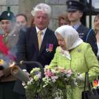 Szakadó esőben piknikezett tízezer vendég a brit uralkodó 90. születésnapjára rendezett utcabálo