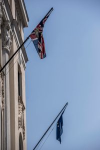 Budapest, 2016. június 24. Brit és uniós zászló Nagy-Britannia budapesti nagykövetségén 2016. június 24-én, a brit népszavazás másnapján. A brit szavazók 52 százaléka szavazott a kilépésre, 48 százaléka a bennmaradásra. MTI Fotó: Balogh Zoltán