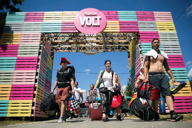 Sopron, 2016. június 28. Fesztiválozók a soproni Lõvér kemping bejáratában a 24. Volt Fesztivál nulladik napján, 2016. június 28-án. MTI Fotó: Mohai Balázs