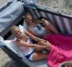 Éjjeli szállásként is használható napozóágyakat helyeztek ki német strandokon