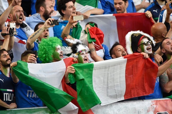 Bordeaux, 2016. július 2. Olasz szurkolók a franciaországi labdarúgó Európa-bajnokság negyeddöntõjének Németország - Olaszország mérkõzése elõtt a bordeaux-i Új Stadionban 2016. július 2-án. MTI Fotó: Illyés Tibor