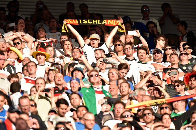 Bordeaux, 2016. július 2. Német szurkolók a franciaországi labdarúgó Európa-bajnokság negyeddöntõjének Németország - Olaszország mérkõzése elõtt a bordeaux-i Új Stadionban 2016. július 2-án. MTI Fotó: Illyés Tibor