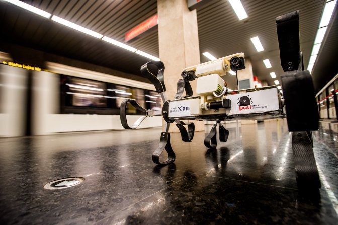 Budapest, 2016. július 5. A Puli Space Technologies I2.0N típusú holdszondája a Metró Galéria Puli Space-kiállításának megnyitóján a Puskás Ferenc Stadion metróállomáson 2016. július 5-én. A galéria plakátjain egy hónapon át tekinthetõ meg a Puli Space magyar ûrprojekt, amelynek történetét és céljait egy hónapon át láthatja a közönség a metró M2, M3 és M4 szerelvényeiben. A kampány célja, hogy bemutassa a Google Lunar XPRIZE versenyét és benne a Puli Space részvételét a nagyközönség, illetve a lehetséges támogatók elõtt. MTI Fotó: Balogh Zoltán