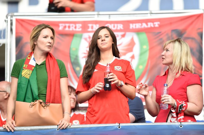 Lyon, 2016. július 6. Walesi szurkolók a franciaországi labdarúgó Európa-bajnokság elõdöntõjének Portugália - Wales mérkõzése elõtt a lyoni stadionban 2016. július 6-án. MTI Fotó: Illyés Tibor