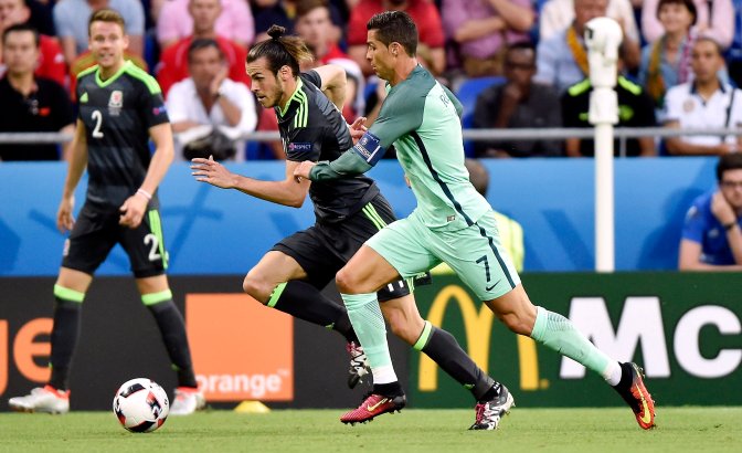 Lyon, 2016. július 6. A walesi Gareth Bale (k) és a portugál Cristiano Ronaldo (j) a franciaországi labdarúgó Európa-bajnokság elõdöntõjének Portugália - Wales mérkõzésén a lyoni stadionban 2016. július 6-án. Mindkét labdarúgó a Real Madrid játékosa. MTI Fotó: Illyés Tibor