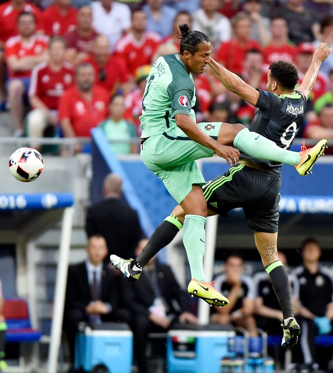 Lyon, 2016. július 6. A portugál Bruno Alves (b) és a walesi Hal Robson-Kanu a franciaországi labdarúgó Európa-bajnokság elõdöntõjének Portugália - Wales mérkõzésén a lyoni stadionban 2016. július 6-án. MTI Fotó: Illyés Tibor
