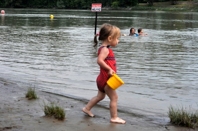 Szentendre, 2016. július 24. Strandolók Szentendrén, a dunai szabadstrandon 2016. július 24-én. A Postás strandot nyilvánították a város elsõ legális szabadstrandjává. MTI Fotó: Kovács Attila