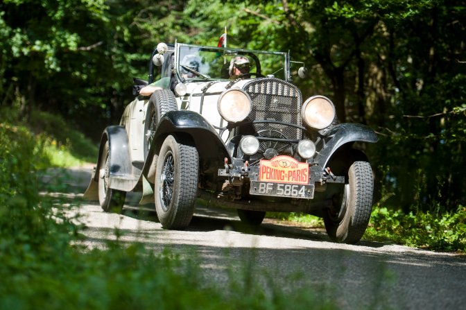 Galyatetõ, 2016. július 9. A brit Mike Thompson és Andrew Davies 1929-es Chrysler 75 Roadster típusú autója a Peking to Paris Motor Challenge veteránautó-túraverseny magyarországi szakaszán Galyatetõ közelében 2016. július 9-én. A 14 ezer kilométeres versenyen több mint száz 1975 elõtt gyártott autó vesz részt. MTI Fotó: Komka Péter
