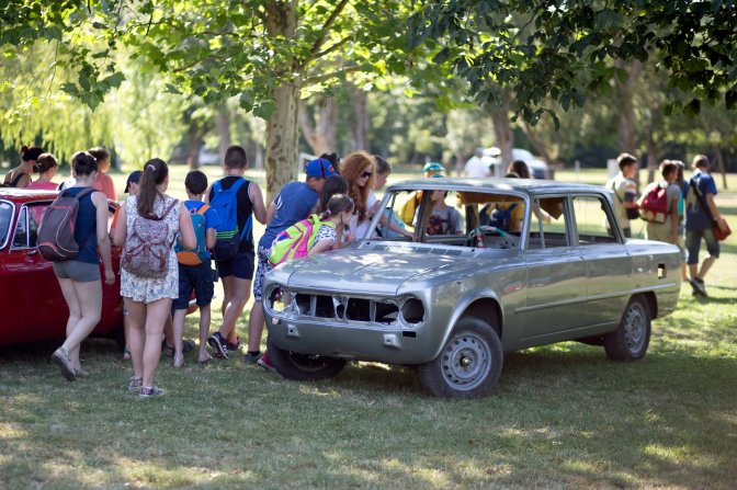 Zánka, 2016. július 10. Egy restaurálás alatt álló veterán Alfa Romeo Giuliát néznek érdeklõdõk Közép-Európa legnagyobb Alfa Romeo-márkatalálkozóján a zánkai Erzsébet Üdülõközpontban 2016. július 9-én. Az AlfaCity elnevezésû rendezvényre több mint ezerkétszáz Alfa Romeo érkezett. MTI Fotó: Dékán Gábor