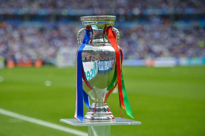 Saint-Denis, 2016. július 10. A bajnokság trófeája a franciaországi labdarúgó Európa-bajnokság döntõjében vívott Franciaország - Portugália mérkõzés elõtt a Saint-Denis-i Stade de France stadionban 2016. július 10-én. MTI Fotó: Illyés Tibor