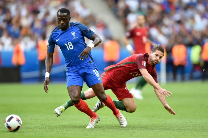 Saint-Denis, 2016. július 10. A francia Moussa Sissoko (b) és a portugál Adrien Silva a franciaországi labdarúgó Európa-bajnokság döntõjében vívott Franciaország - Portugália mérkõzésen a Saint-Denis-i Stade de France stadionban 2016. július 10-én. MTI Fotó: Illyés Tibor