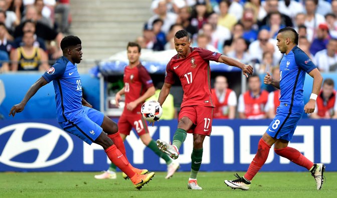 Saint-Denis, 2016. július 10. A portugál Nani (k), valamint a francia Samuel Umtiti (b) és Dimitri Payet a franciaországi labdarúgó Európa-bajnokság döntõjében vívott Franciaország - Portugália mérkõzésen a Saint-Denis-i Stade de France stadionban 2016. július 10-én. MTI Fotó: Illyés Tibor