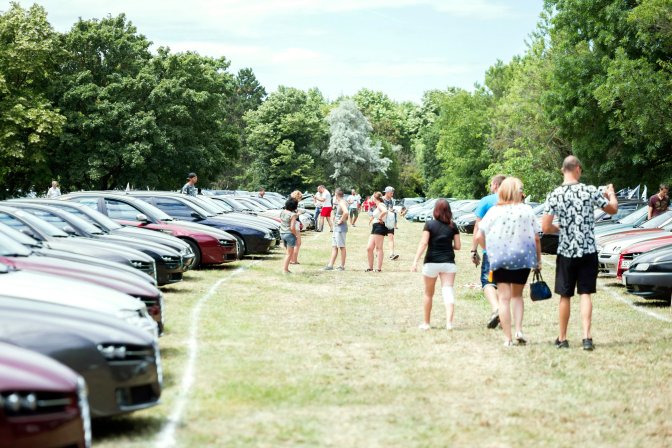 Zánka, 2016. július 10. Érdeklõdõk Közép-Európa legnagyobb Alfa Romeo-márkatalálkozóján a zánkai Erzsébet Üdülõközpontban 2016. július 9-én. Az AlfaCity elnevezésû rendezvényre több mint ezerkétszáz Alfa Romeo érkezett. MTI Fotó: Dékán Gábor