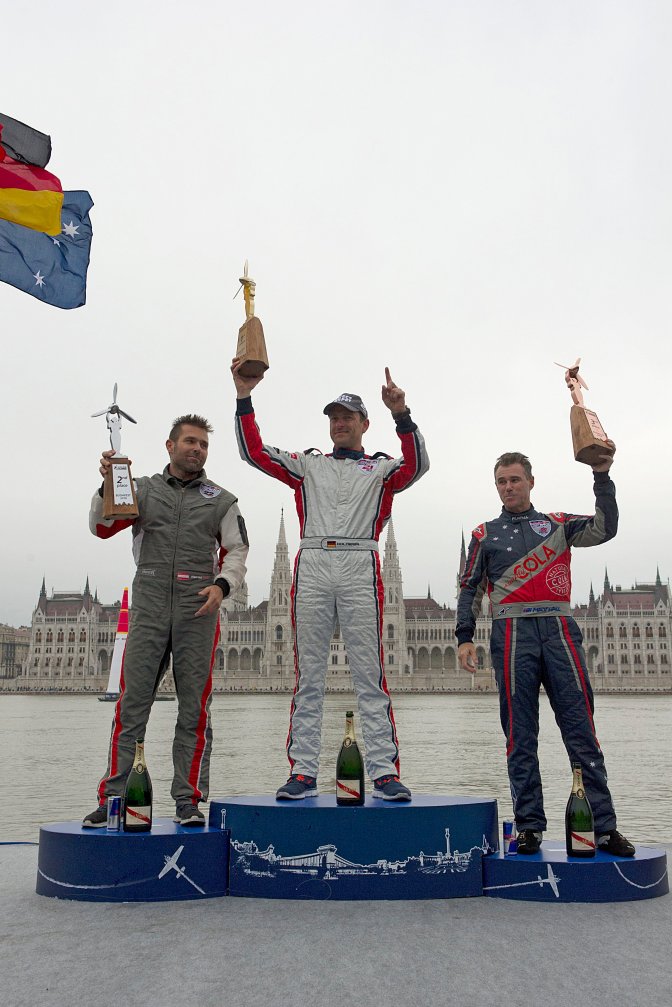 Budapest, 2016. július 17. A Red Bull Air Race mûrepülõ világbajnoki sorozat budapesti versenyhétvégéjének gyõztesei: a második helyezett osztrák Hannes Arch, a gyõztes német Matthias Dolderer és a harmadik helyen végzett ausztrál Matt Hall (b-j) a dobogón, a Duna partján Budapesten 2016. július 17-én. MTI Fotó: Lakatos Péter