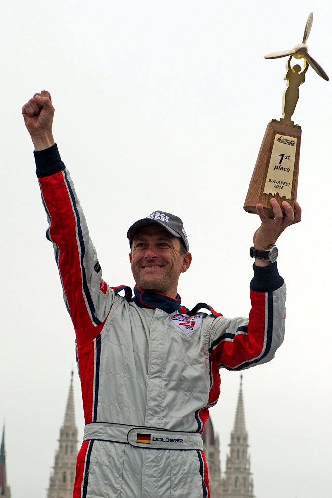 Budapest, 2016. július 17. A Red Bull Air Race mûrepülõ világbajnoki sorozat budapesti versenyhétvégéjének gyõztese, a német Matthias Dolderer a dobogón, a Duna partján Budapesten 2016. július 17-én. MTI Fotó: Lakatos Péter