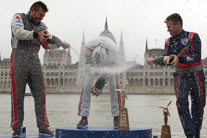 Budapest, 2016. július 17. A Red Bull Air Race mûrepülõ világbajnoki sorozat budapesti versenyhétvégéjének gyõztesei: a második helyezett osztrák Hannes Arch, a gyõztes német Matthias Dolderer és a harmadik helyen végzett ausztrál Matt Hall (b-j) a dobogón, a Duna partján Budapesten 2016. július 17-én. MTI Fotó: Lakatos Péter