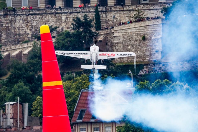 Budapest, 2016. július 17. A késõbbi második helyezett, az osztrák Hannes Arch repül a Duna felett a Red Bull Air Race Master Class kategóriájának versenynapján Budapesten 2016. július 17-én. MTI Fotó: Szigetváry Zsolt