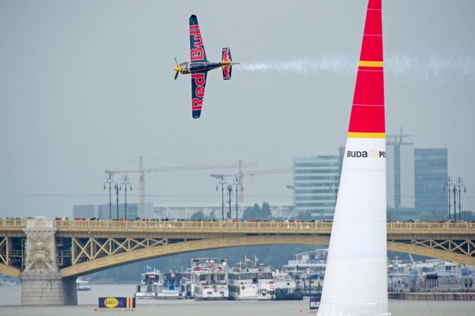 Budapest, 2016. július 17. Az amerikai Kirby Chambliss repül a Duna felett a Red Bull Air Race Master Class kategóriájának 14-es elõdöntõjében Budapesten 2016. július 17-én. MTI Fotó: Lakatos Péter