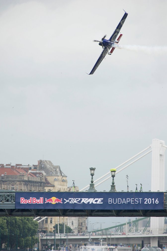 Budapest, 2016. július 17. Az ausztrál Matt Hall repül a Duna felett a Red Bull Air Race Master Class kategóriájának 14-es elõdöntõjében Budapesten 2016. július 17-én. MTI Fotó: Lakatos Péter