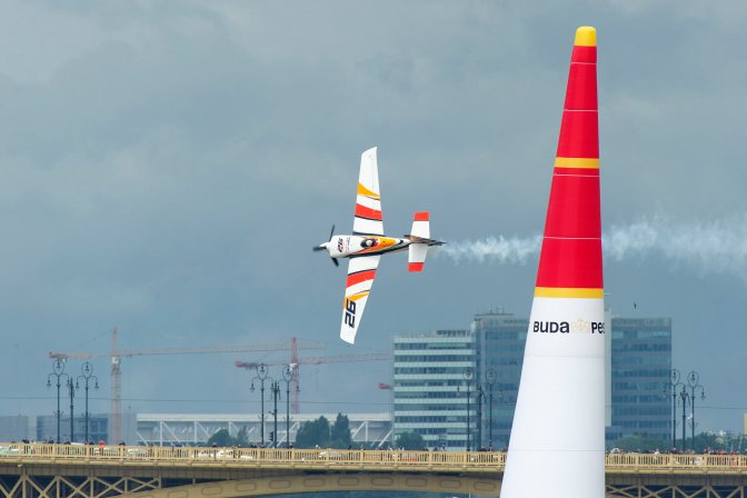 Budapest, 2016. július 17. A spanyol Juan Velarde repül a Duna felett a Red Bull Air Race Master Class kategóriájának 14-es elõdöntõjében Budapesten 2016. július 17-én. MTI Fotó: Lakatos Péter