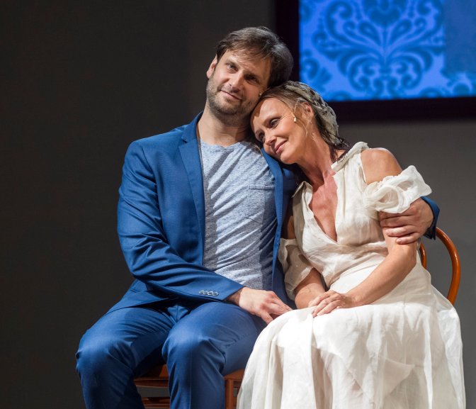 Budapest, 2016. július 20. Simon Kornél és Nagy-Kálózy Eszter játszik Nyáry Krisztián és a Kaláka együttes Így szerettek õk címû irodalmi estjének próbáján a Városmajori Szabadtéri Színpadon 2016. július 19-én. A Budapesti Nyári Fesztivál programjaként tartott bemutató 2016. július 20-án lesz. MTI Fotó: Szigetváry Zsolt