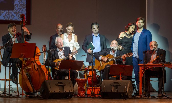 Budapest, 2016. július 20. Rudolf Péter (b3), Nagy-Kálózy Eszter (b4), Nyáry Krisztián (k), Gryllus Dorka (j3) és Simon Kornél (j2), valamint Becze Gábor (b), Radványi Balázs (b2), Gryllus Vilmos (j4) és Gryllus Dániel (j), a Kaláka együttes tagjai Nyáry Krisztián és a Kaláka együttes Így szerettek õk címû irodalmi estjének próbáján a Városmajori Szabadtéri Színpadon 2016. július 19-én. A Budapesti Nyári Fesztivál programjaként tartott bemutató 2016. július 20-án lesz. MTI Fotó: Szigetváry Zsolt